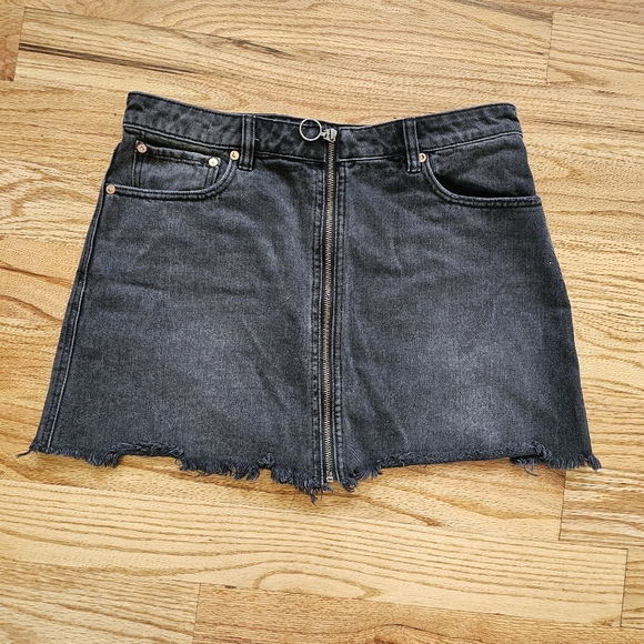 We The Free (Free People) Size 31 Black Denim Mini Skirt Zip Front Revolve - Picture 2 of 7